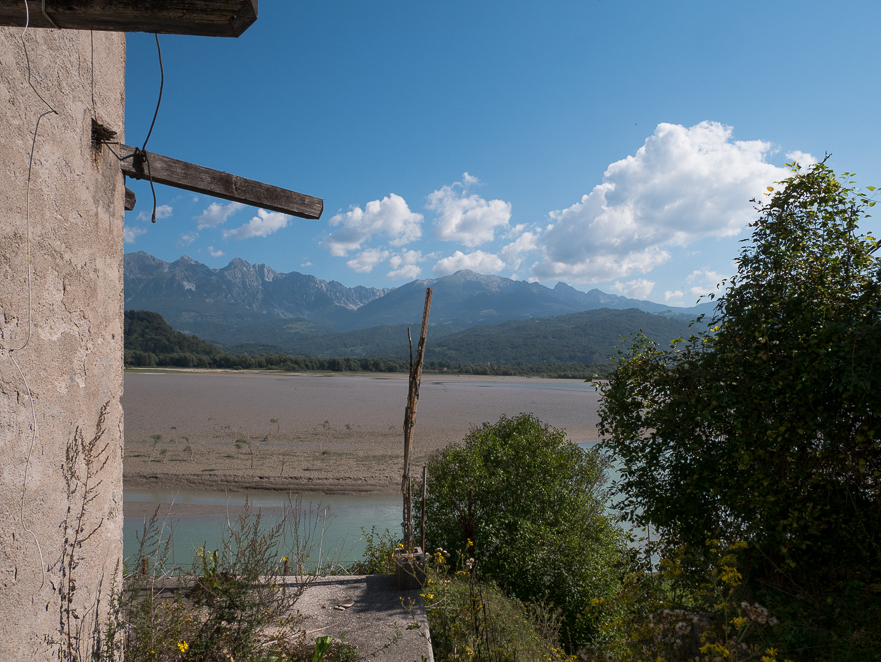 Nordwestecke des Sees mit verschlossener Kirche